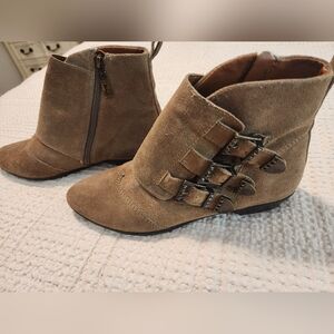 Schutz Women's Tan Suede Ankle Boots Buckle Accents Inside Zipper Sz 9 Boho